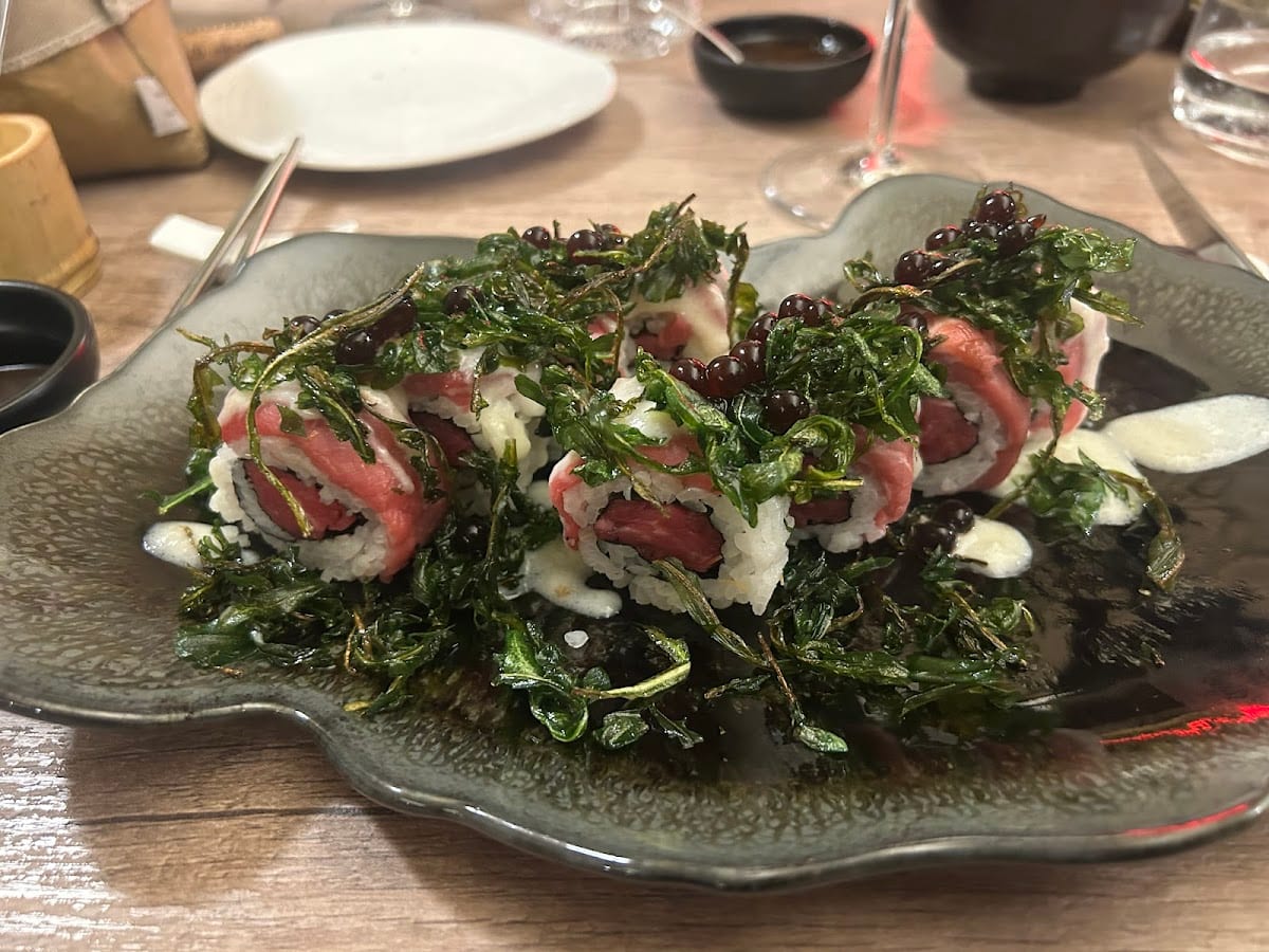 Uramaki di carne con foglie fritte e perle scure