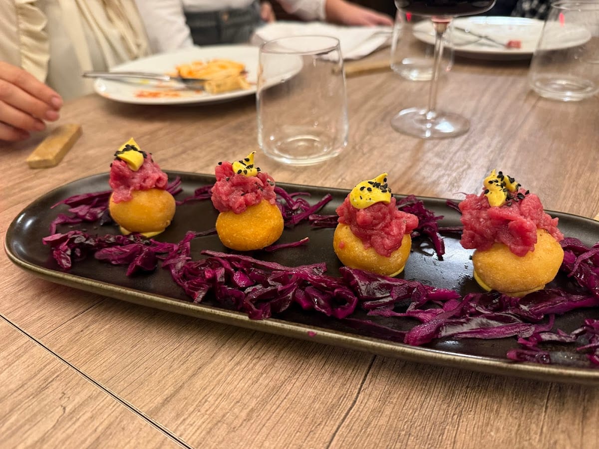 Crocchette con tartare di carne e cavolo rosso