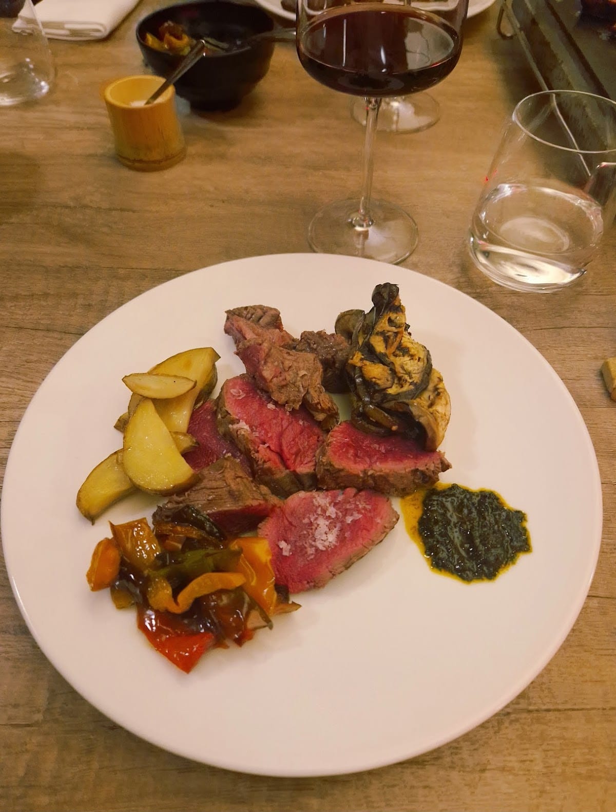 Tagliata di carne con contorni e salsa verde