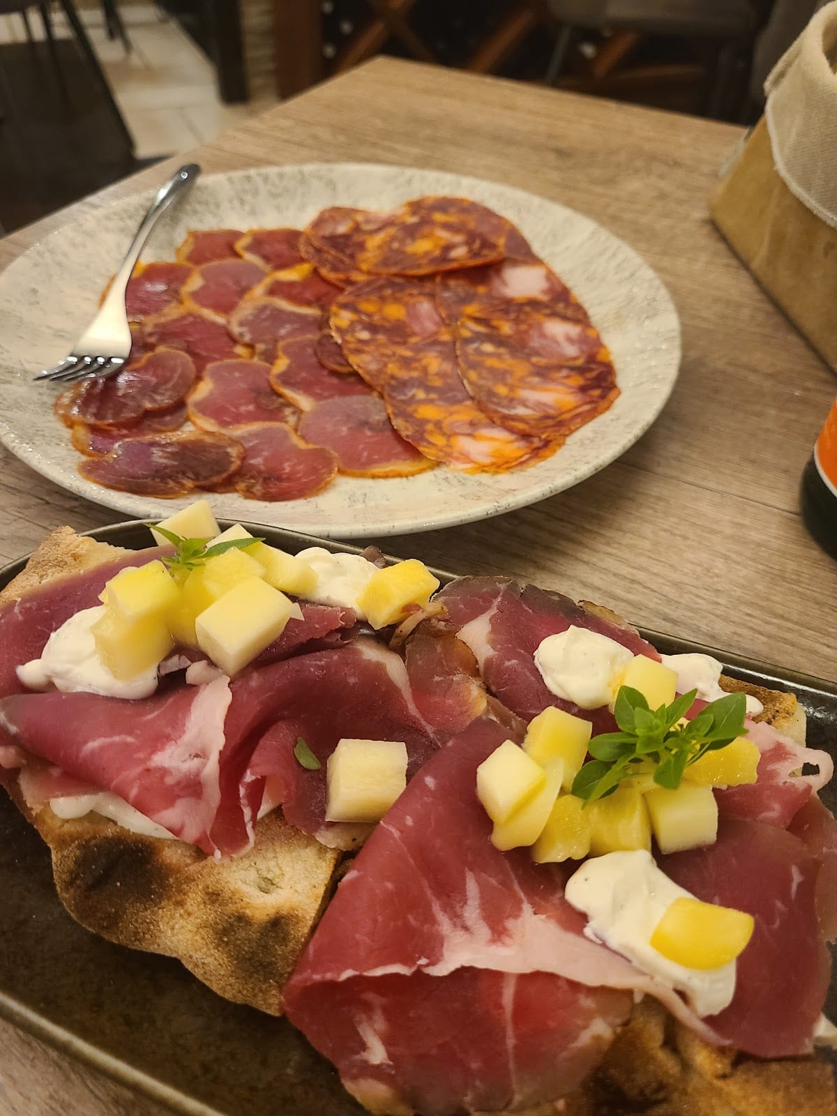 Focaccia con salumi, formaggio e crema